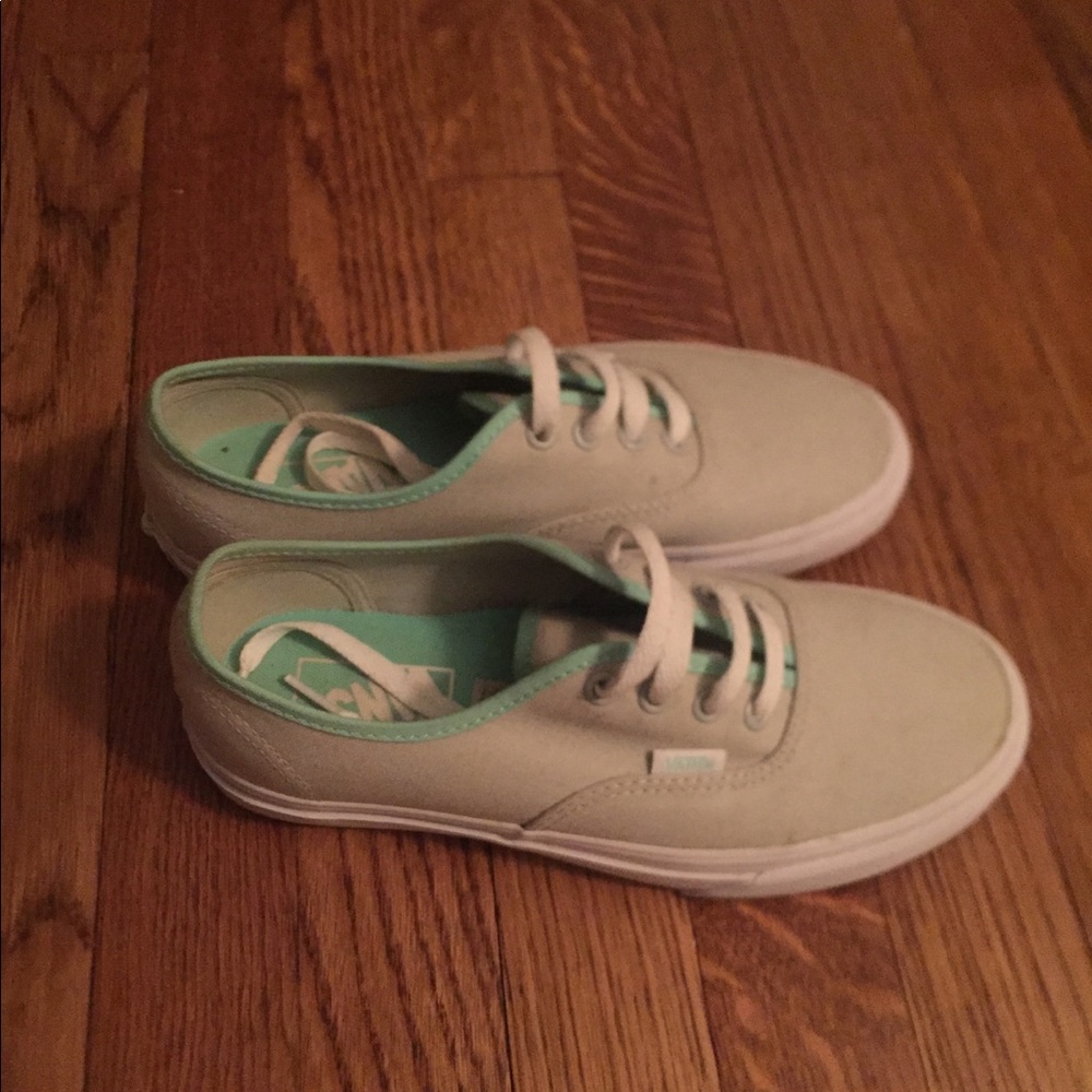 Light grey and aqua detail size 7